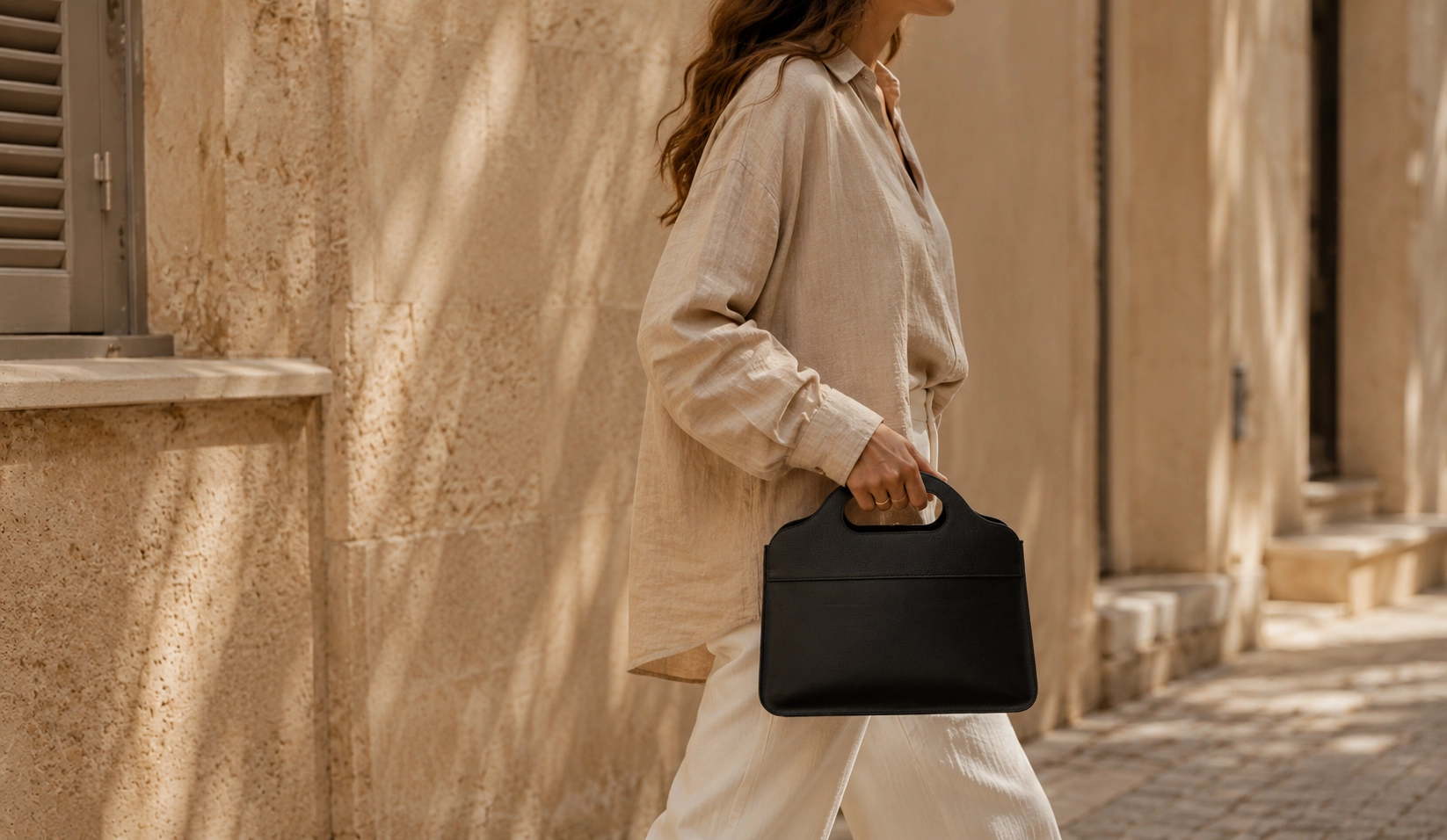 Femme qui marche avec le sac à la main