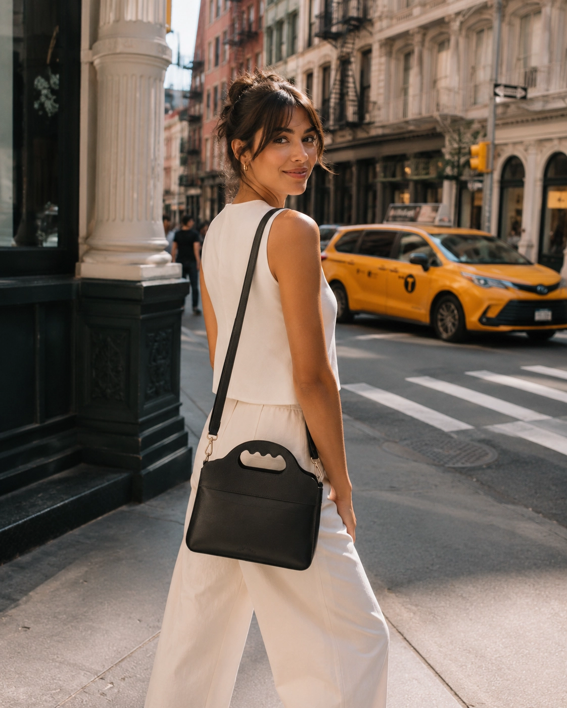 Tenue d'une femme avec le sac en bandoulière